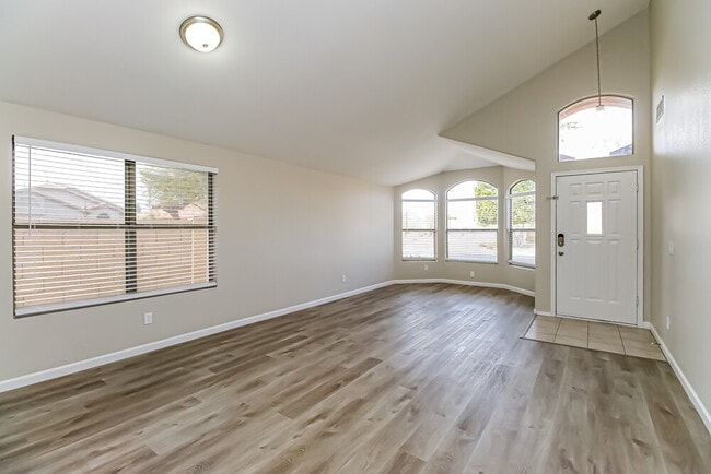Building Photo - 477 E Devon Dr