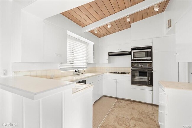 Building Photo - 3 br, 2 bath Duplex - 2500 1st Ave