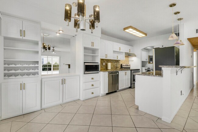 Building Photo - 964 NW Spruce Ridge Dr