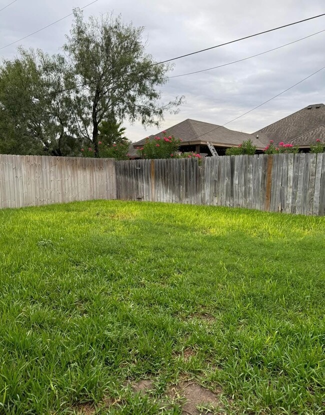 Private backyard 32ft X 37ft - 1306 W Heritage Dr