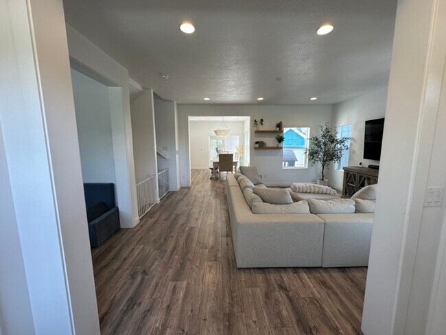 Building Photo - 6442 Bethany Way