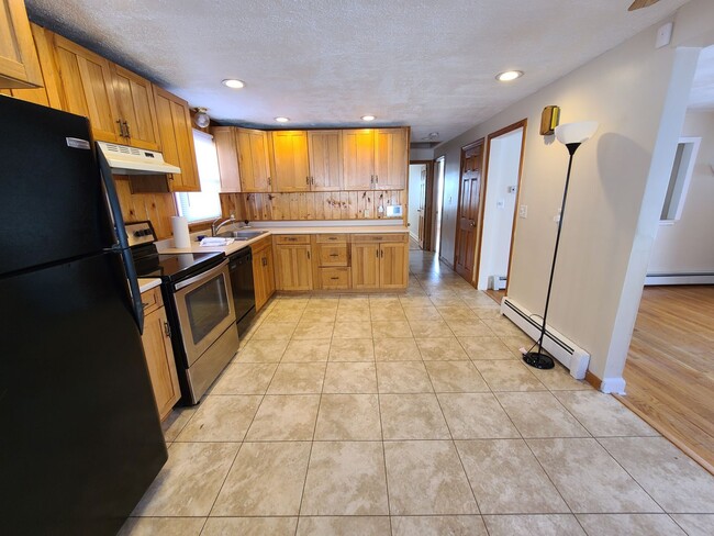 Building Photo - PRICE REDUCED Charming 2 Bedroom Rental