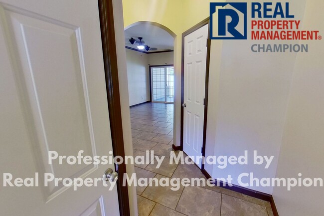 Building Photo - Beautiful Two Story Townhome with Lots of ...