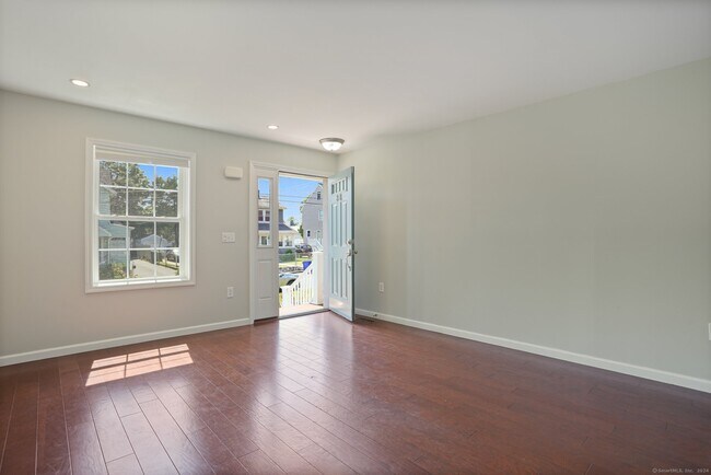 Foto del edificio - 8 Adamson Ave