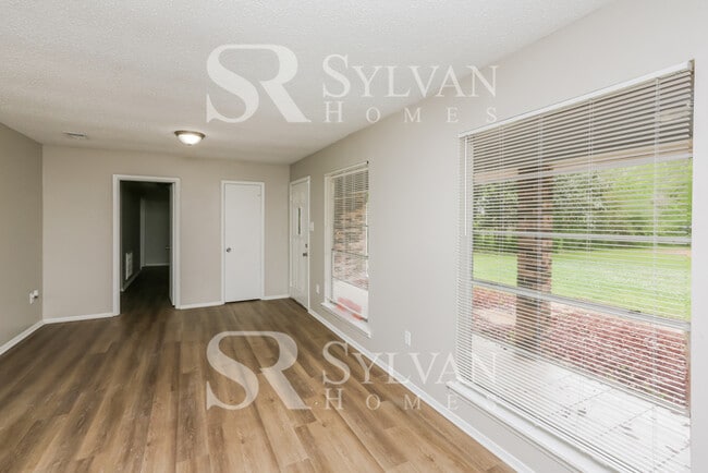 Building Photo - Step into this stunning 3-bedroom, 2-bathr...