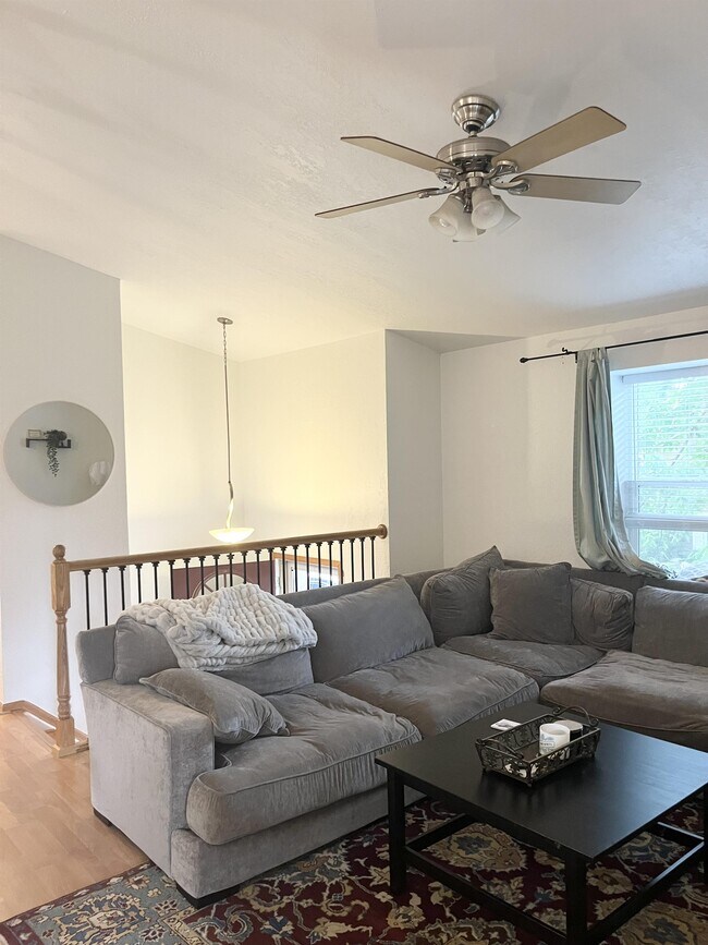 Foto del edificio - 211 Redwood Cir