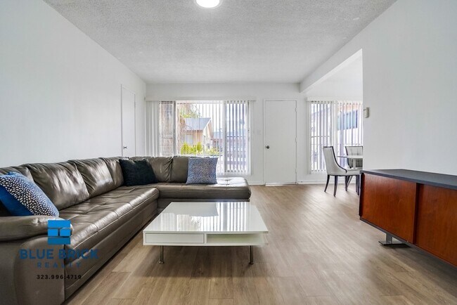 Foto del edificio - 12310 Chandler Blvd