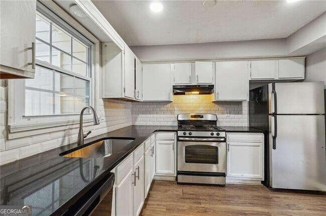 Building Photo - 731 Redland Dr