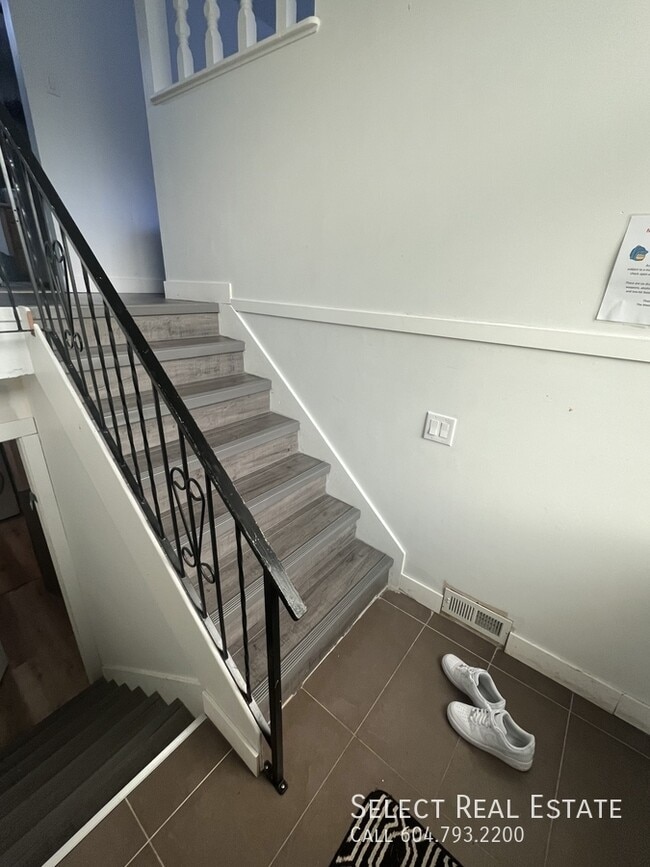 Photo du bâtiment - 13454 Crestview Dr