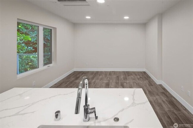Foto del edificio - 1709 Harbor Ave SW