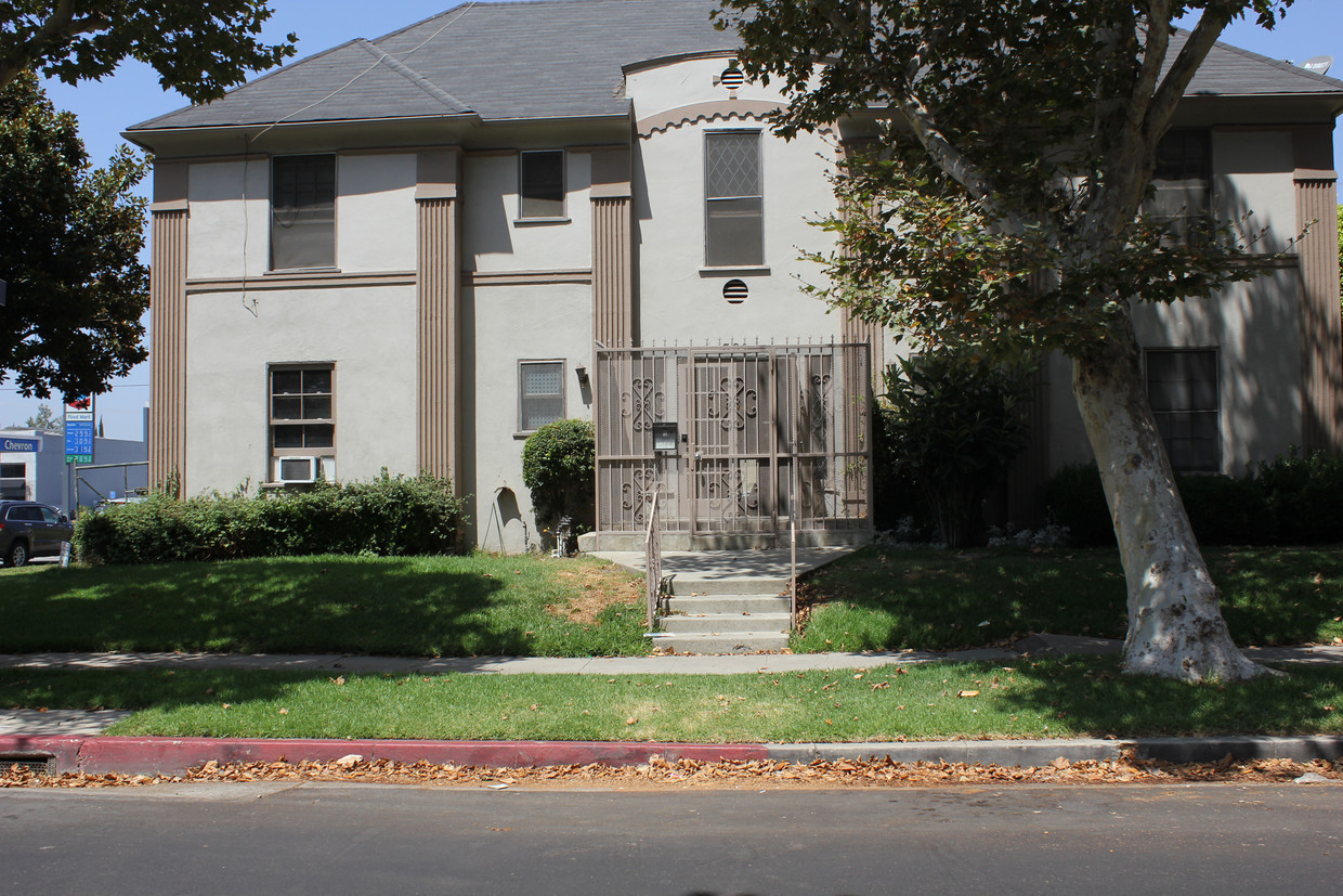 Front of 301, adjoined bldg - 309 N Sycamore Ave