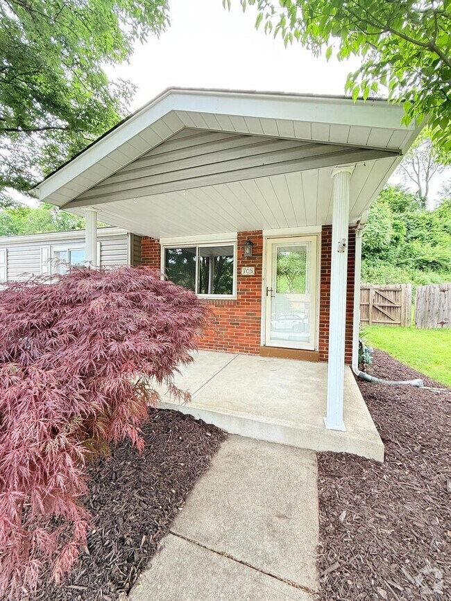 Building Photo - 705 De Haviland Dr
