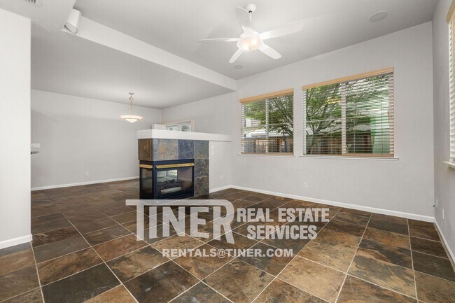Foto del edificio - Great Three Bedroom Home in Folsom