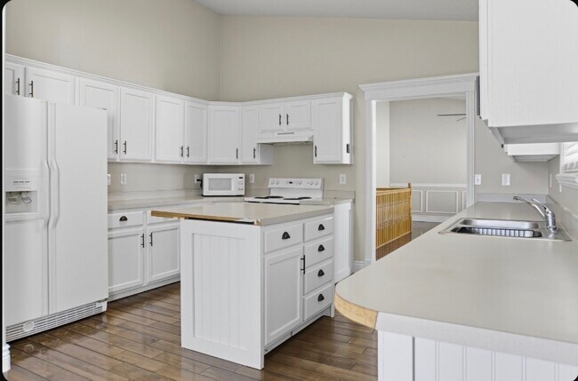 Building Photo - 909-1520 1520 N Cir