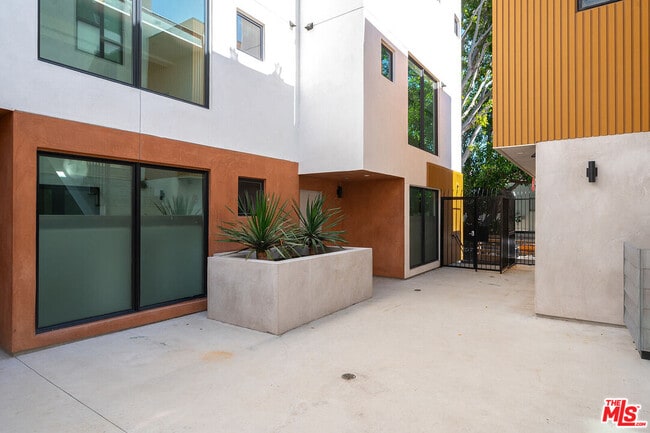 Building Photo - 1016 N Martel Ave