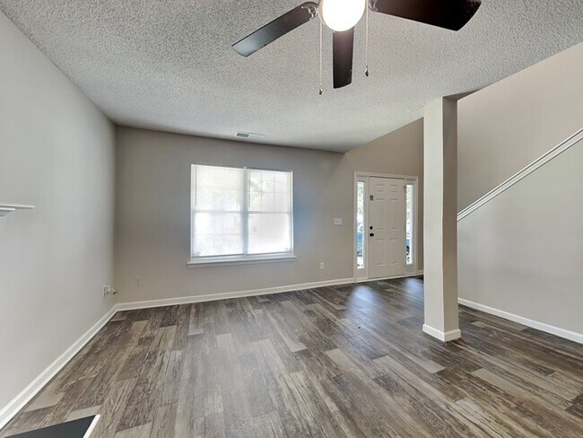 Foto del edificio - 11020 Pointer Ridge Dr