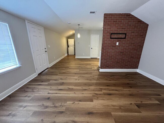 Building Photo - 8001 Brutus St