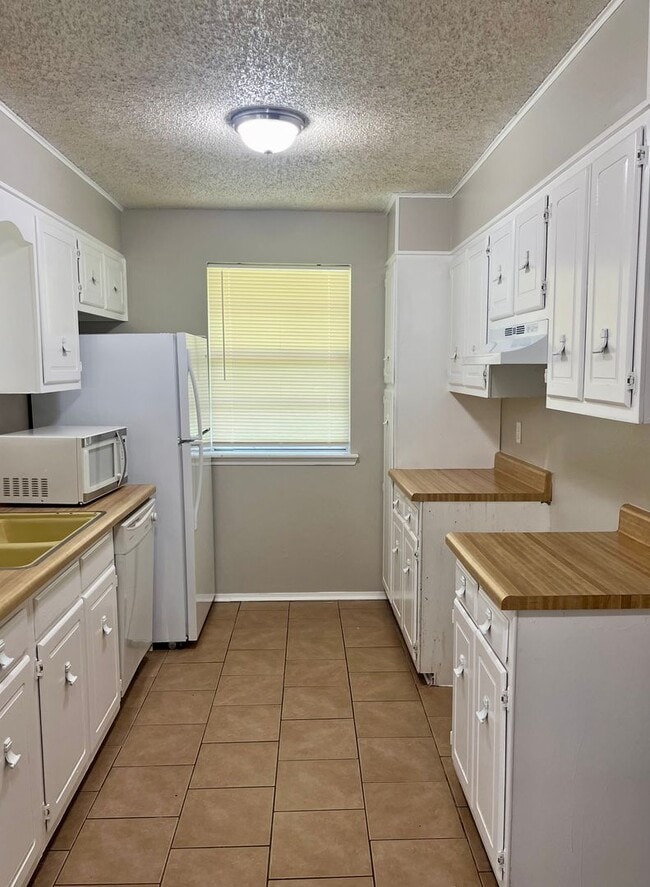 Building Photo - 3 bed/ 2 bath off Millerville @ Old Hammon...