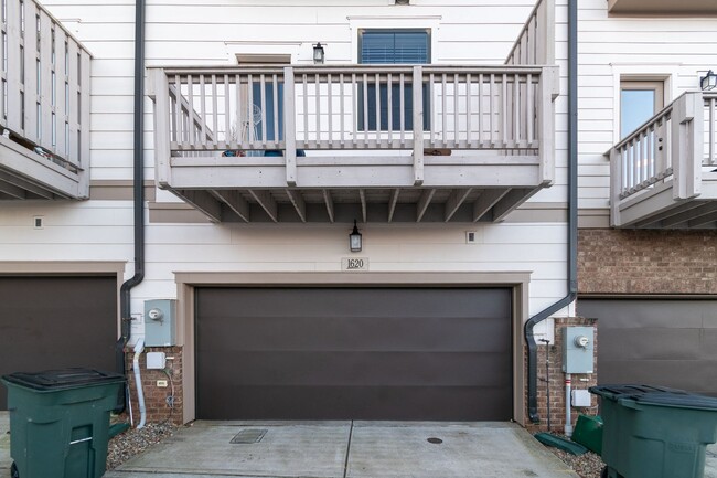 Building Photo - Beautiful Townhome in Charlotte