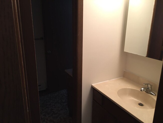 Foto del edificio - 2 BR 1BA Walkout Patio Garage Included