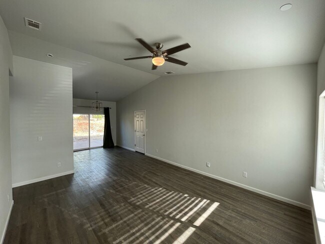 Foto del edificio - 2 bedroom 2 bath, With garage and fenced yard