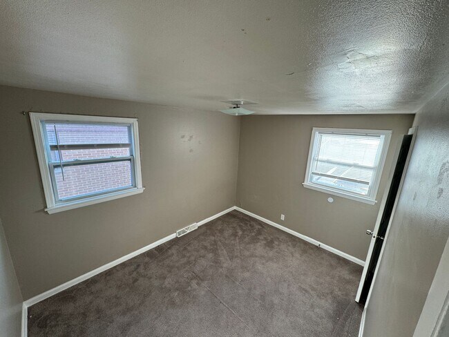 Foto del edificio - 8039-8041 W Beckett Ave