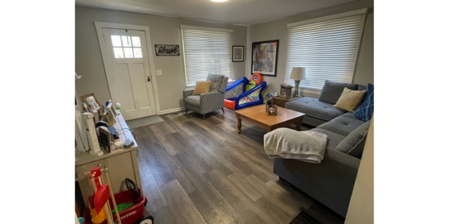 Building Photo - 1907