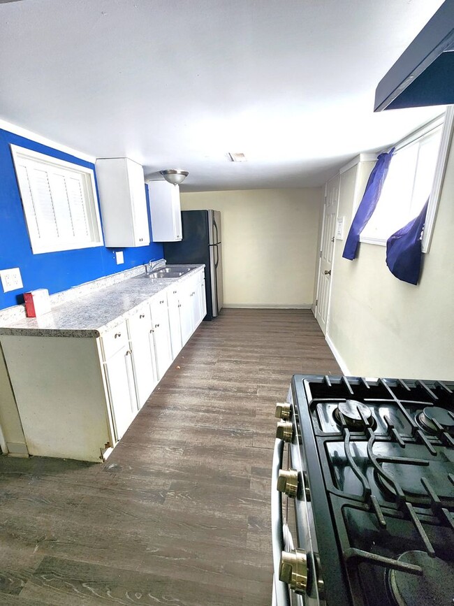 Building Photo - 653 S 69th St