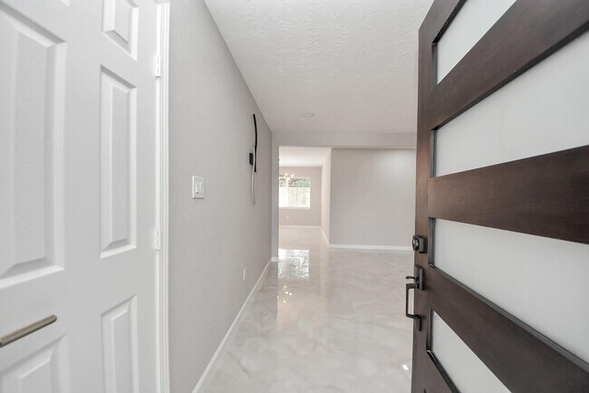 Foto del edificio - 1503 Locklaine Dr