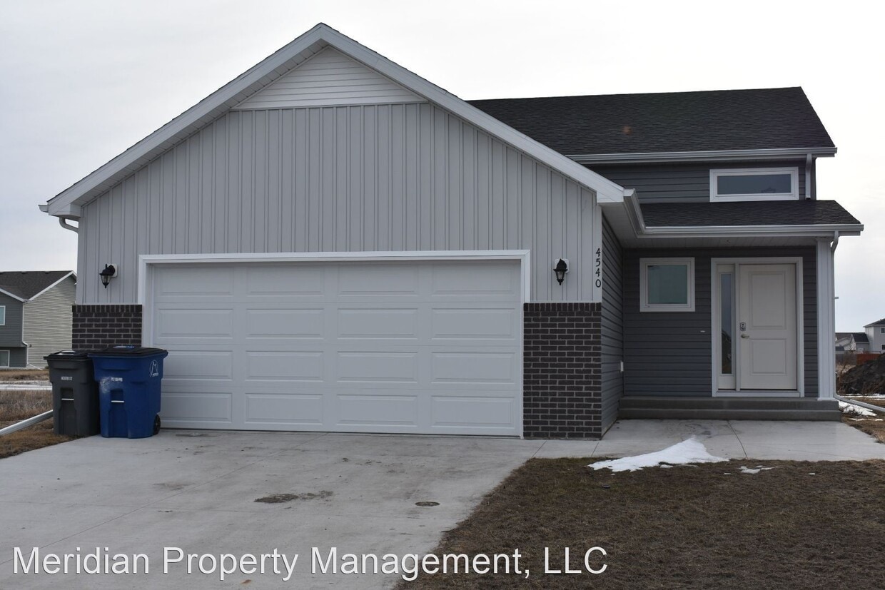 4 br, 3 bath House 4540 12th St S House Rental in Moorhead, MN