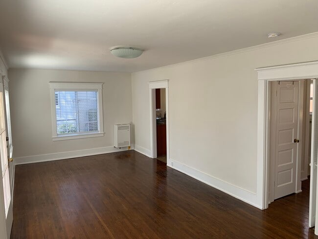 Large living/dining area - 2109 Shell Ave