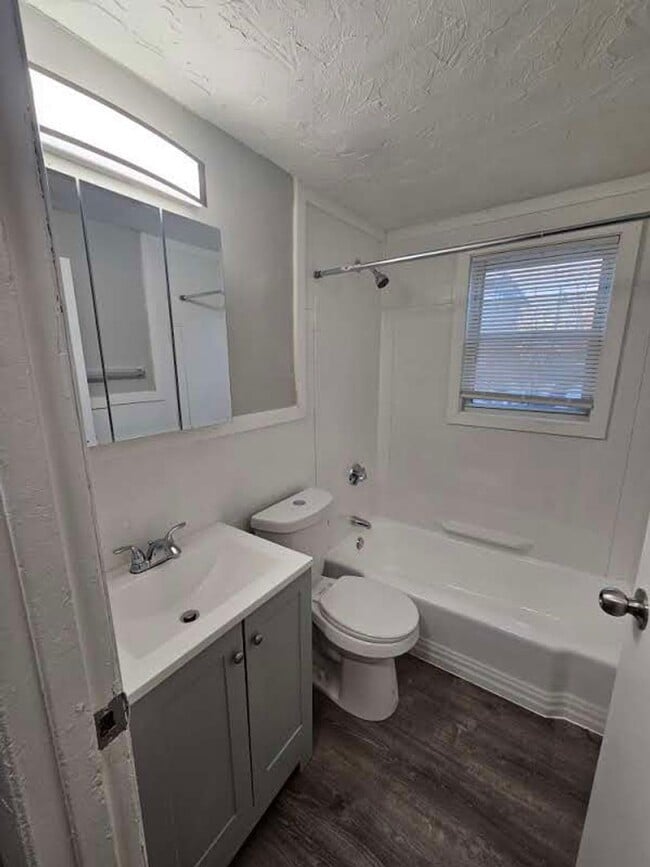 Building Photo - 4 River St