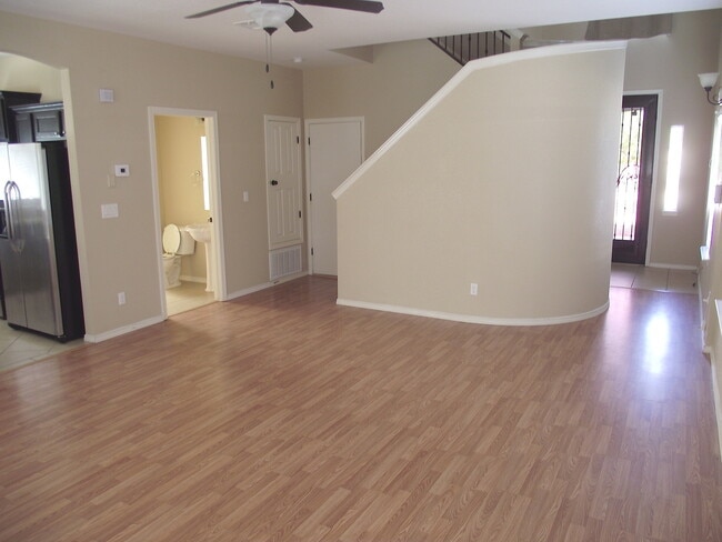 Building Photo - Sandstone Ranch Estates 4Bed/2.5bath Refri...