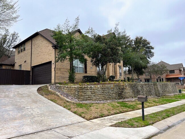 Building Photo - Immaculate 5 bedroom 4 bath home!