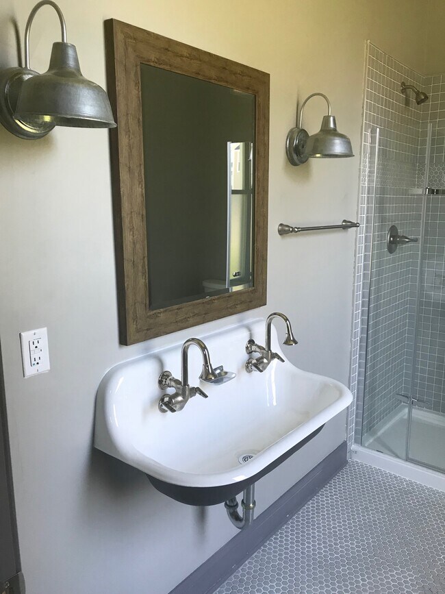 Bedroom 2 bath - 934 Lexington