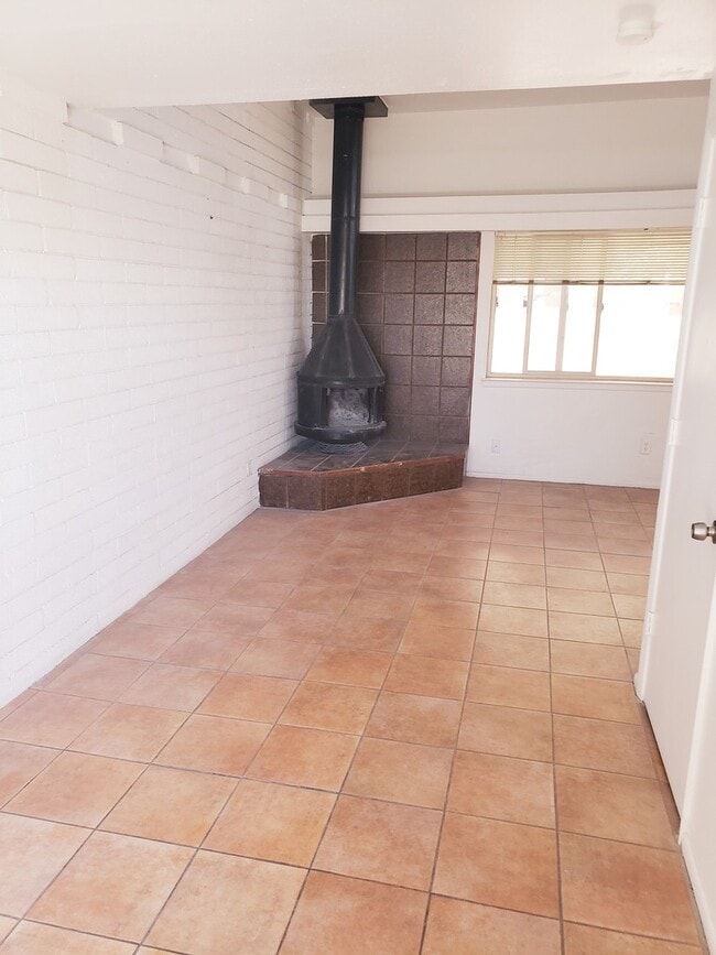 Foto del edificio - Bright 2 story 2br, 1b, 875sq. ft townhous...