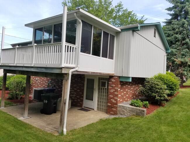 Building Photo - 475 Mohican Ave