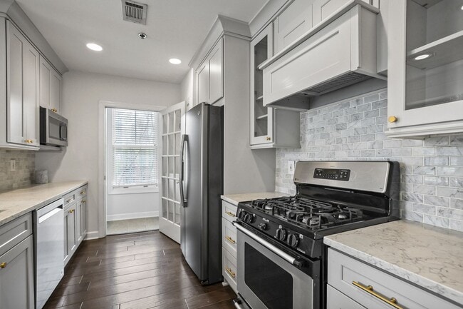 Building Photo - 2 Bedroom Unit in Midtown Neighborhood of Atlanta