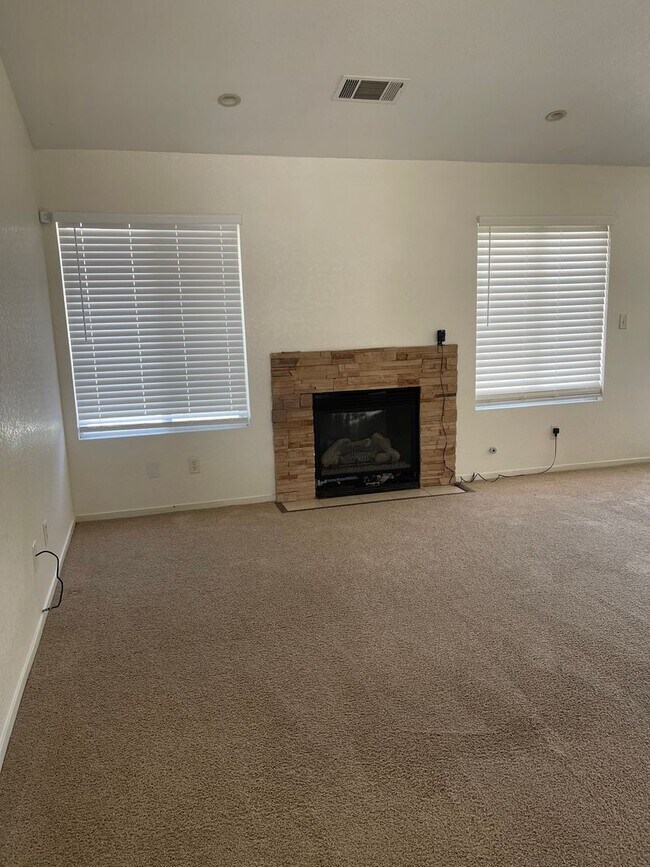 Foto del edificio - Beautiful 3 bedroom and 2 bath home ready for move in.