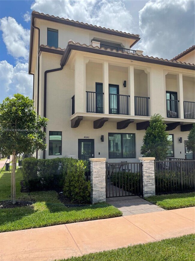 Foto del edificio - 4640 NW 83rd Path