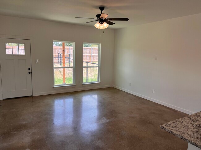 Foto del edificio - 2208 J E Woody Rd