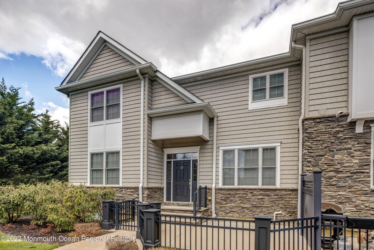27 Carriage Gate Dr, Little Silver, NJ 07739 Condo for Rent in Little