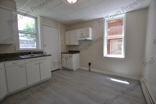 Building Photo - 208 N Hickory St