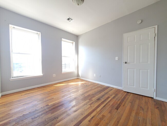 Foto del edificio - 560 Bramhall Ave