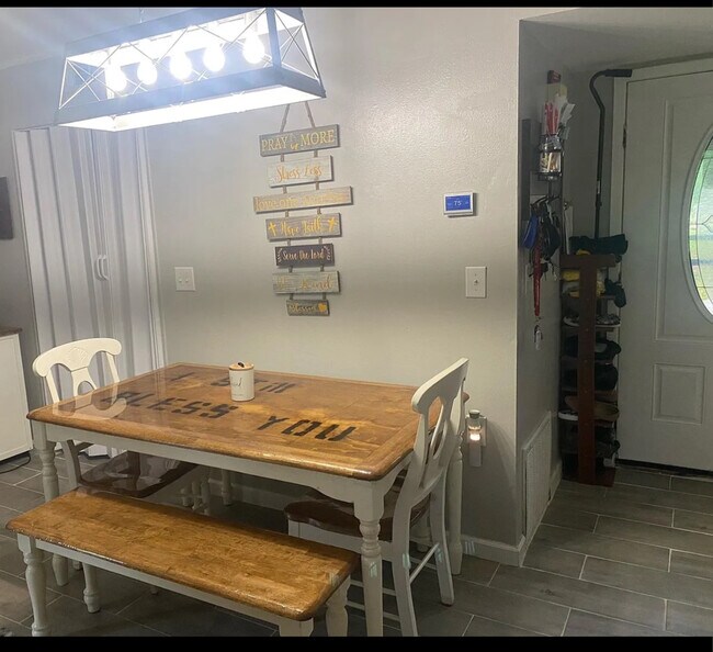 El comedor tiene capacidad para 8 personas. - 109 Cedar Ridge Way