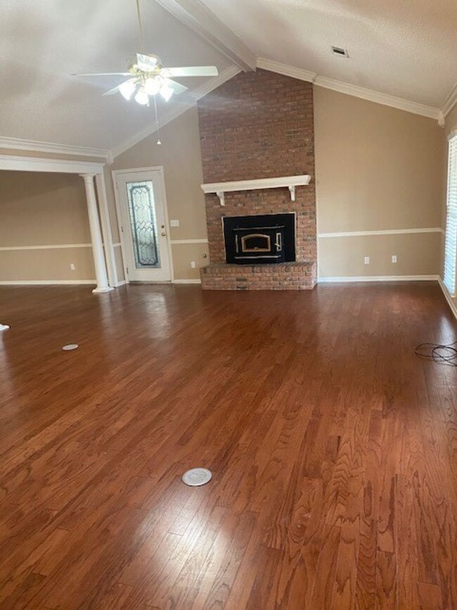 Foto del edificio - Beautiful 3 Bed 2 Bath Available in June!