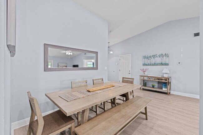 Building Photo - 1599 Bayridge Pl