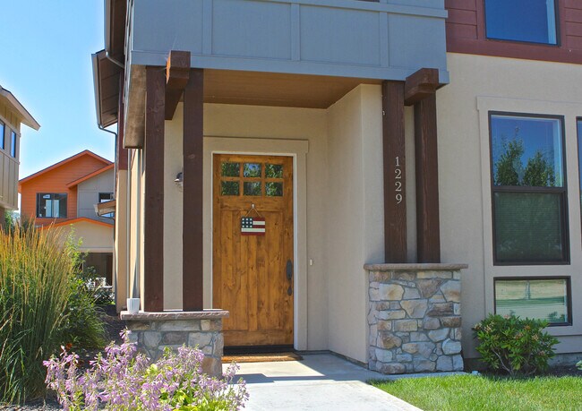 Building Photo - 1229 E Lone Creek Dr