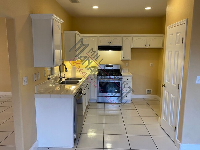 Building Photo - Lovely 3 Bed/2 Bath w/Yard Care Included L...