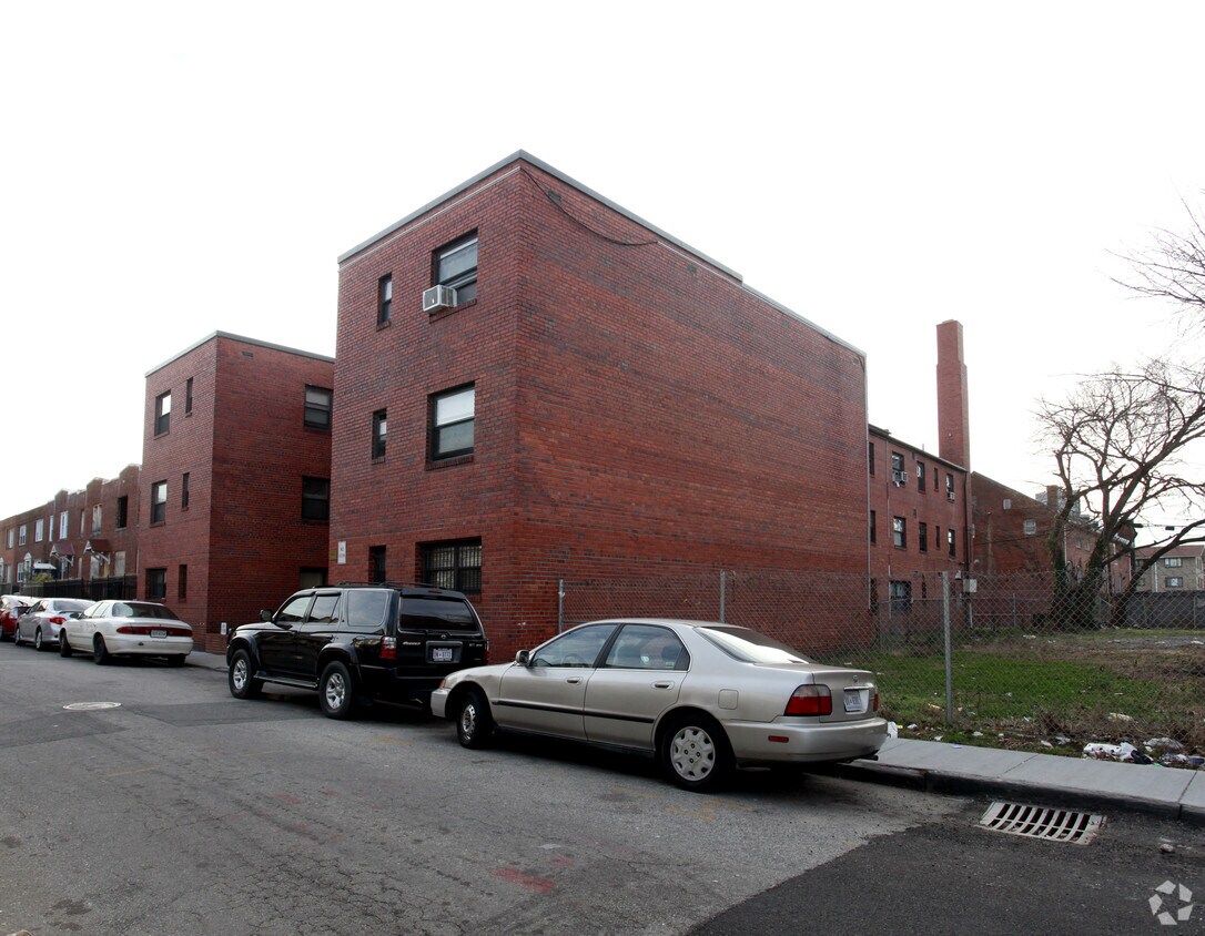 Primary Photo - 636 Newton Pl NW